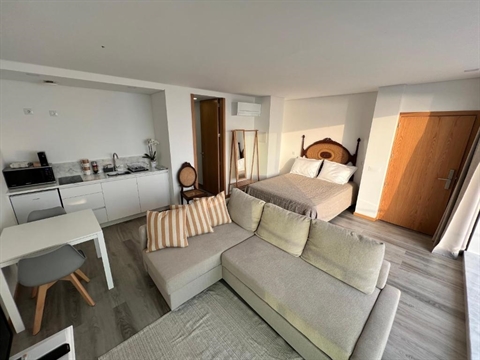 Apartamento T3 dividido em estúdios, em frente ao mar, na Póvoa de Varzim