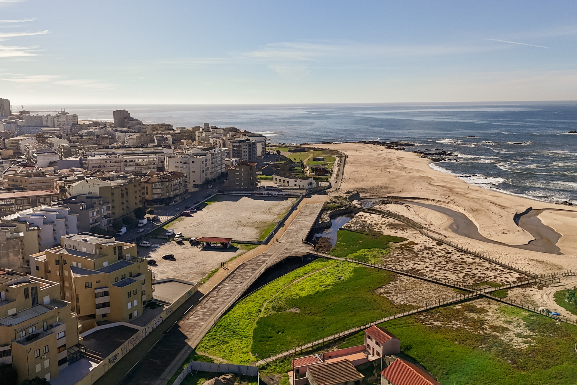 Apartamento T3 dividido em estúdios, em frente ao mar, na Póvoa de Varzim