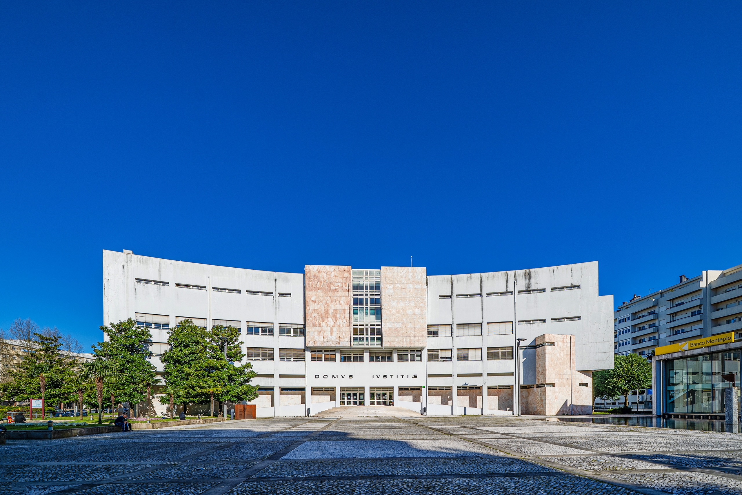 Loja com 141 m², na Praça da Justiça, em frente ao Tribunal de Braga