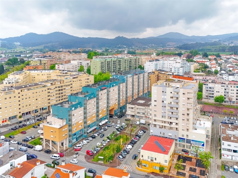 Apartamento T4 em Barcelos – Espaço, Conforto e Excelente Varanda!