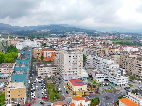 Apartamento T4 em Barcelos – Espaço, Conforto e Excelente Varanda!