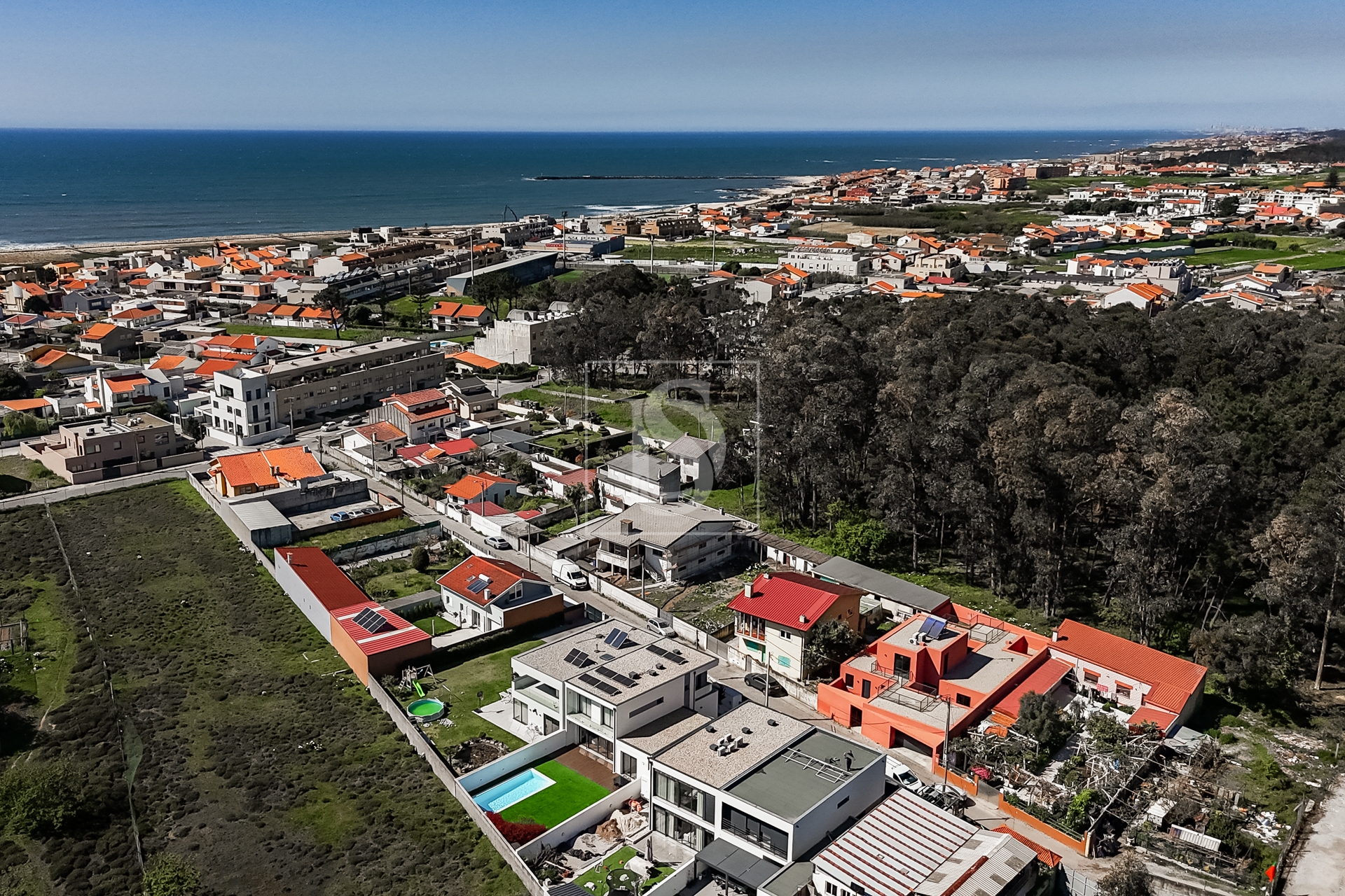 Moradia T4, Moderna, com Piscina, a 500m da Praia em Lavra