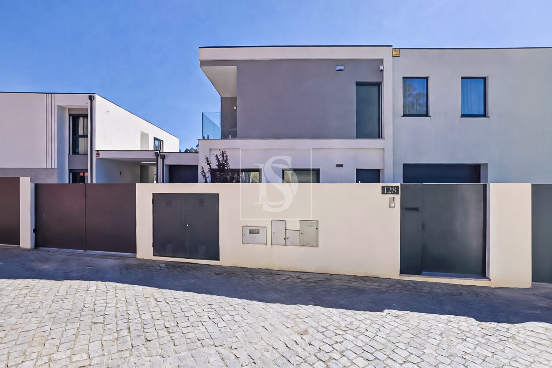 Moradia T4, Moderna, com Piscina, a 500m da Praia em Lavra