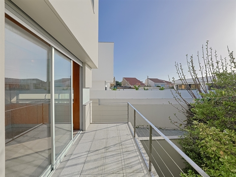 Moradia T3, Individual, c/ 3 pisos, Garagem Dupla e Jardim