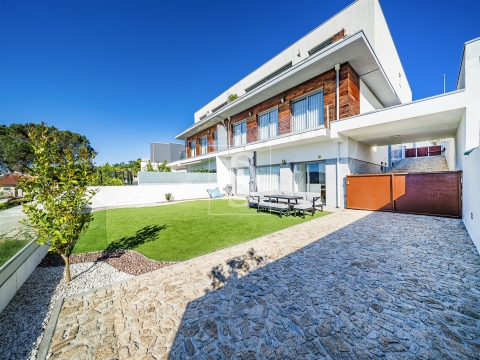 Andar Moradia T3+1, Duplex, com Jardim - Moreira de Cónegos, Guimarães