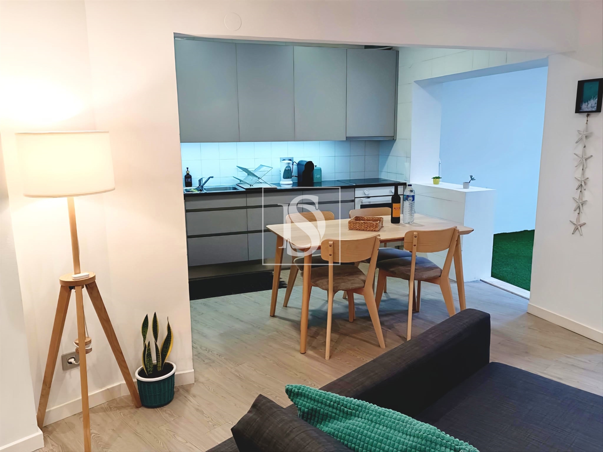 Andar Moradia, T2, Totalmente Renovado, junto à Praia (Lavra)