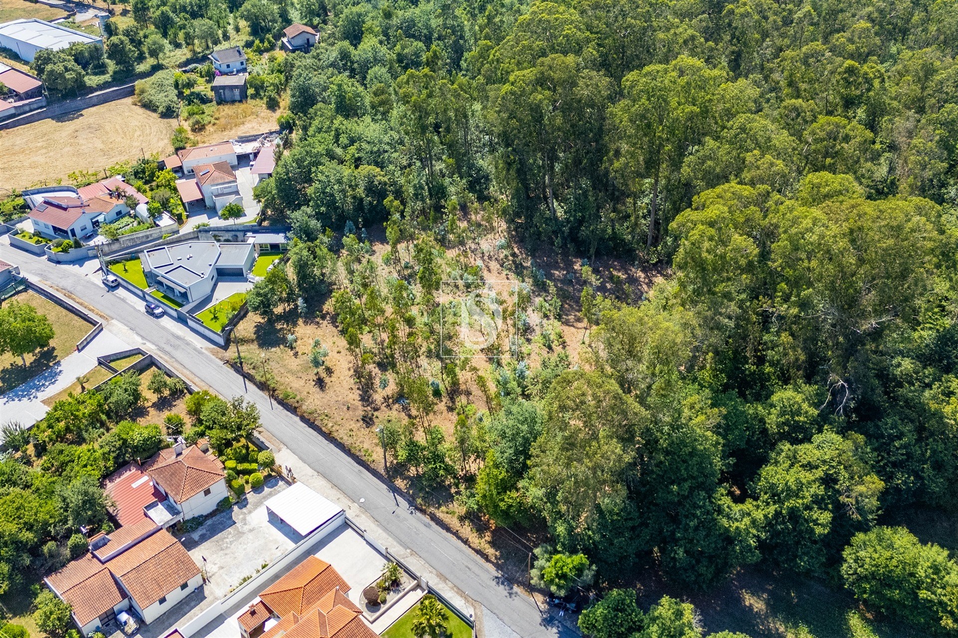 Terreno misto com potencial de construção em Barcelos