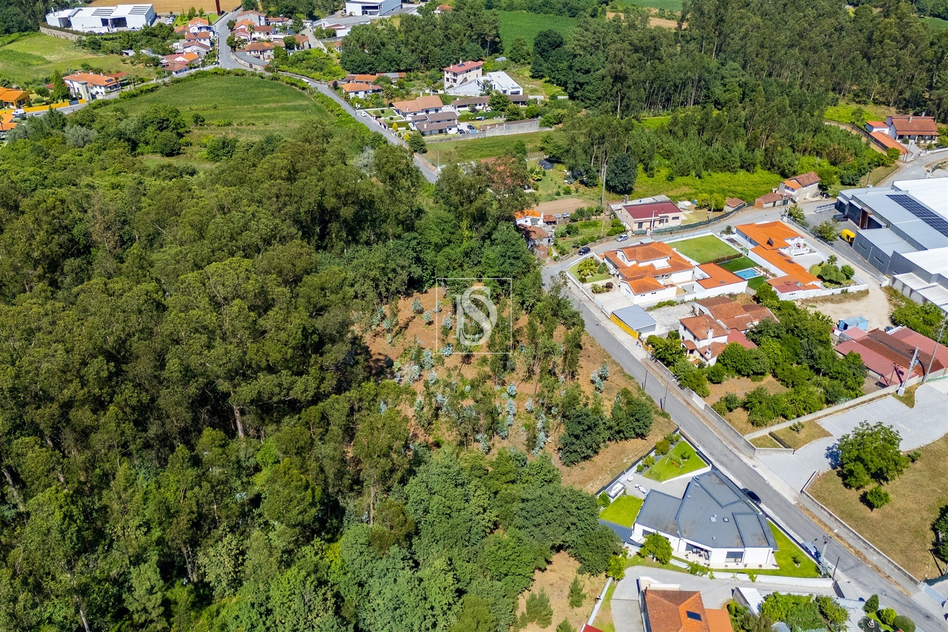 Terreno misto com potencial de construção em Barcelos
