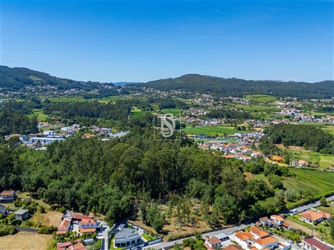Terreno misto com potencial de construção em Barcelos